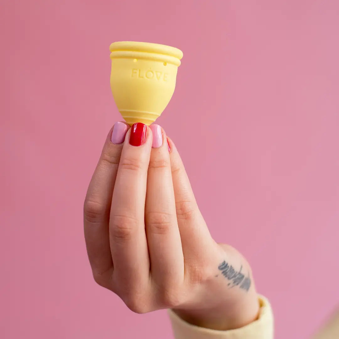 Flove sin gule menskopp holdt opp 